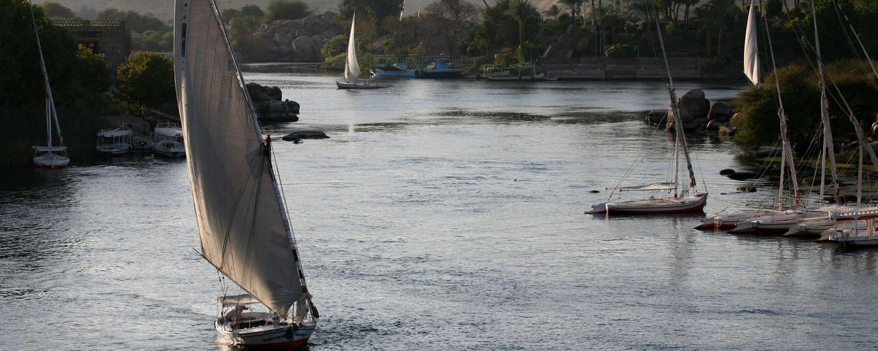 Zeilboten op een rivier